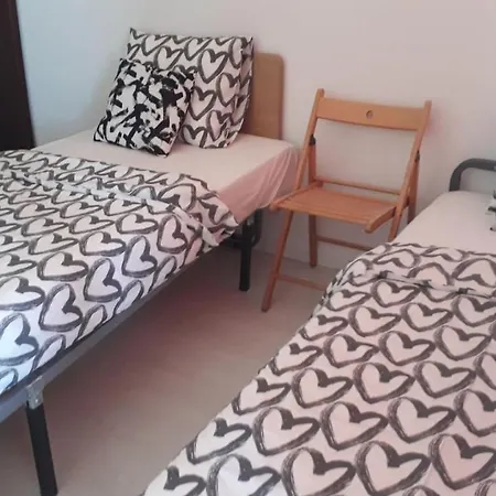 Twin Beds Bedroom Sharing, Wifi And Ac, 300 Meters From Station Gasthof *