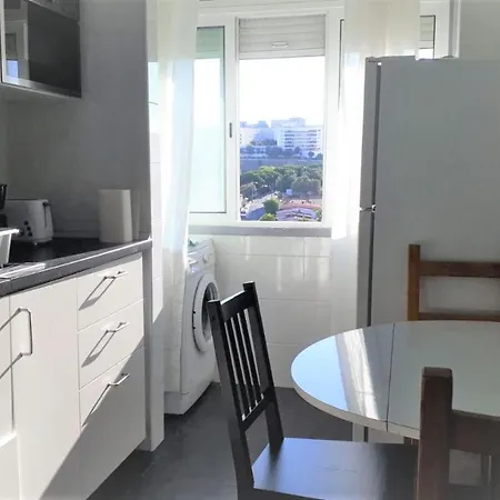 Twin Beds Bedroom Sharing, Wifi And Ac, 300 Meters From Station Lizbona