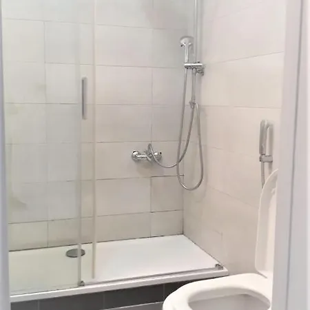 Pensjonat Twin Beds Bedroom Sharing, Wifi And Ac, 300 Meters From Station